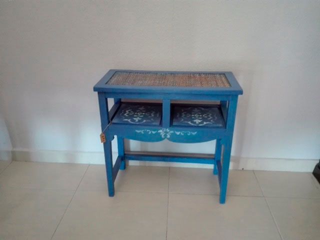 Mesita auxiliar restaurada, ideal decoración