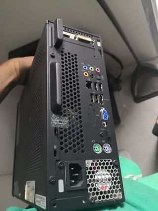 Ordenador sobremesa compacto