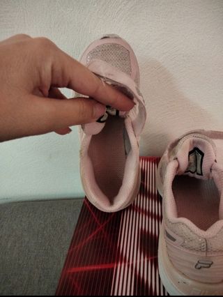 Tenis Fila niña. Talla 29.