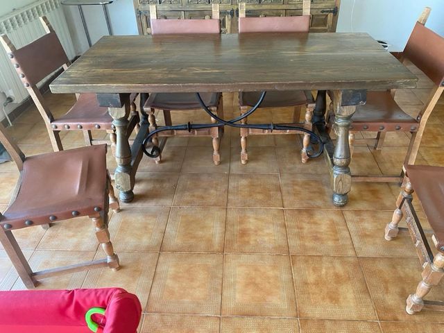 Sedie castigliane in legno massello con rivestimento in pelle