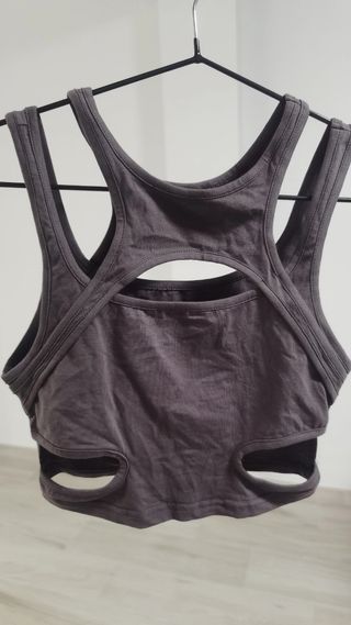 Top corto sin mangas