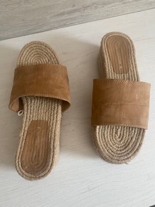 Sandalia camel mule plataforma esparto