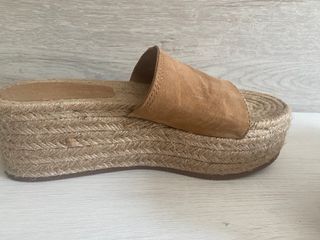 Sandalia camel mule plataforma esparto