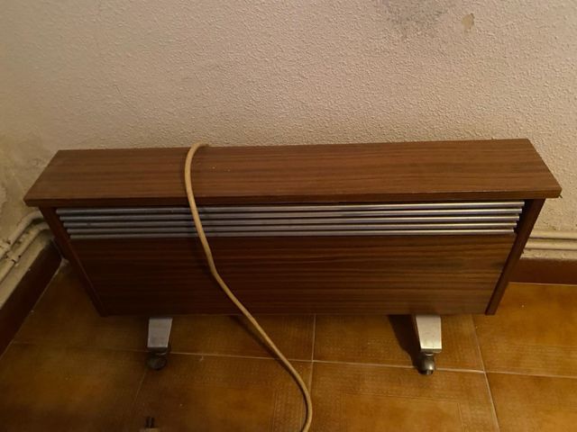 Camera antica completa.