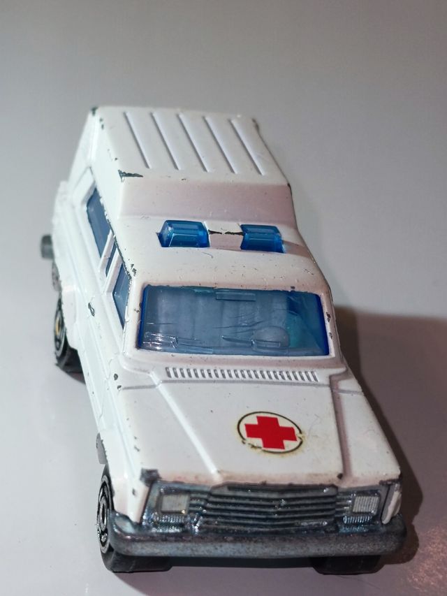 AMBULANCIA JEEP CHEROKEE 1/64 MAJORETTE