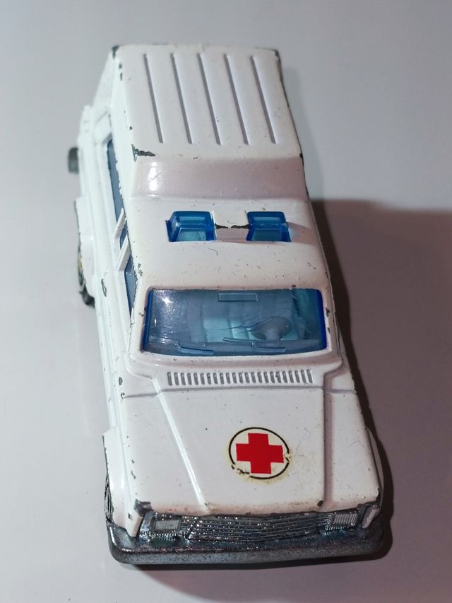 AMBULANCIA JEEP CHEROKEE 1/64 MAJORETTE