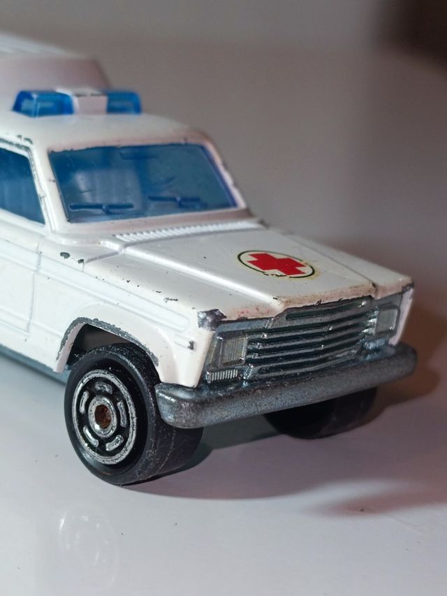 AMBULANCIA JEEP CHEROKEE 1/64 MAJORETTE
