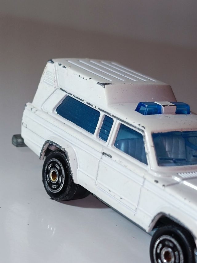 AMBULANCIA JEEP CHEROKEE 1/64 MAJORETTE