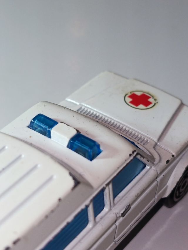 AMBULANCIA JEEP CHEROKEE 1/64 MAJORETTE