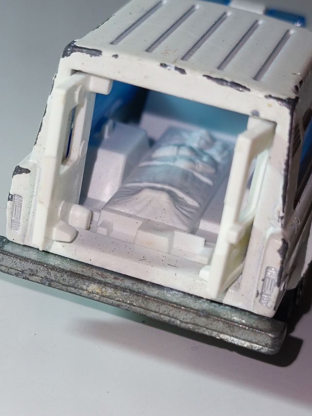 AMBULANCIA JEEP CHEROKEE 1/64 MAJORETTE