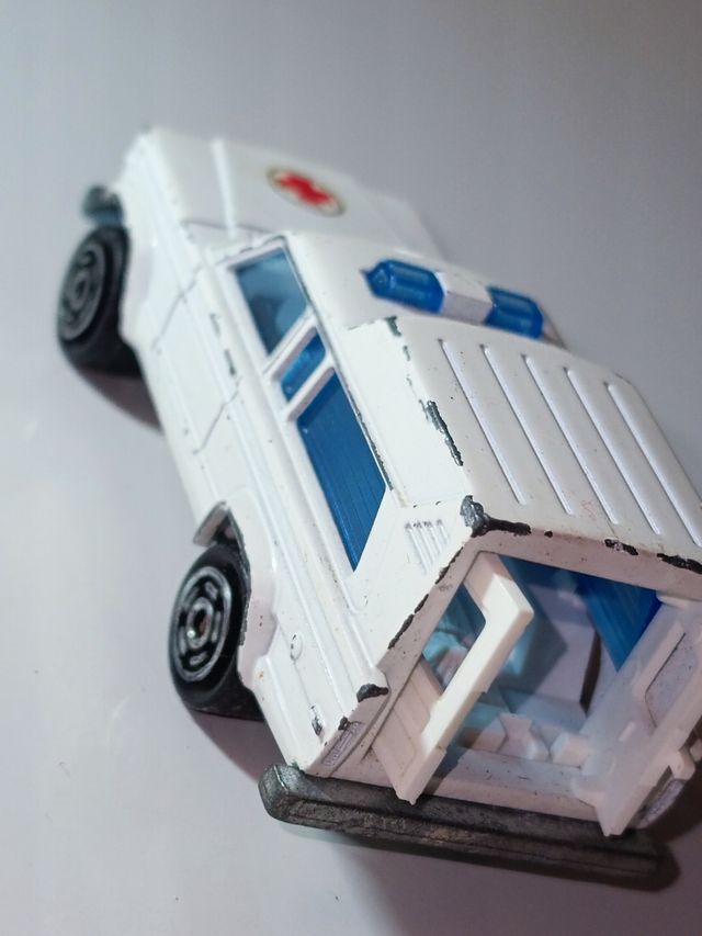 AMBULANCIA JEEP CHEROKEE 1/64 MAJORETTE
