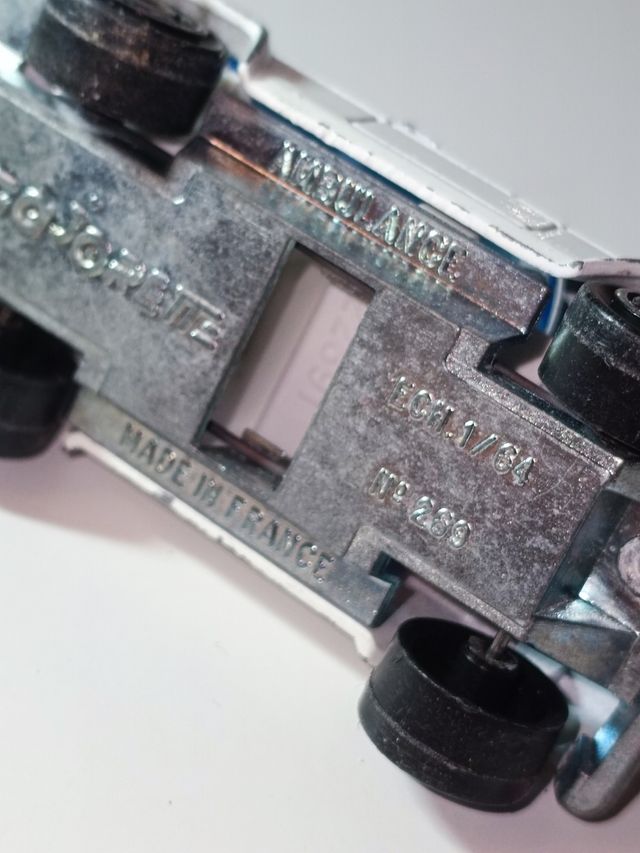 AMBULANCIA JEEP CHEROKEE 1/64 MAJORETTE