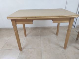 Mesa de cocina con dos sillas