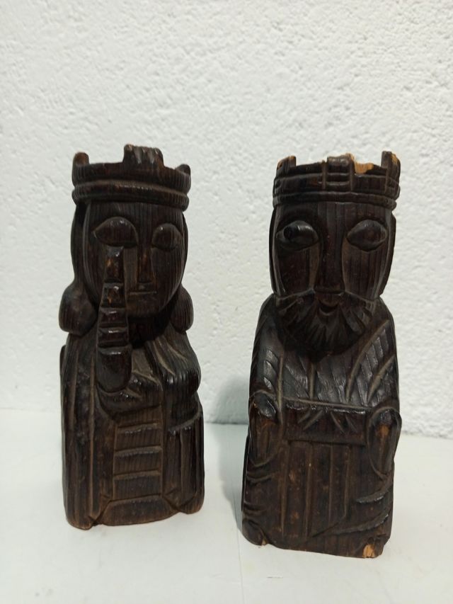 Muy Antiguo. Sujeta libros madera tallada.