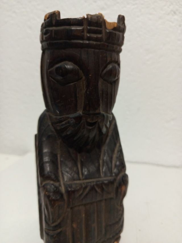 Muy Antiguo. Sujeta libros madera tallada.