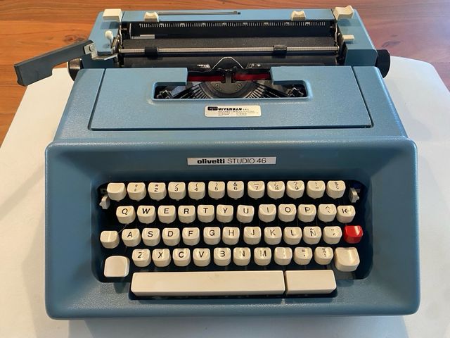 Máquina de escribir vintage OLIVETTI Studio 46