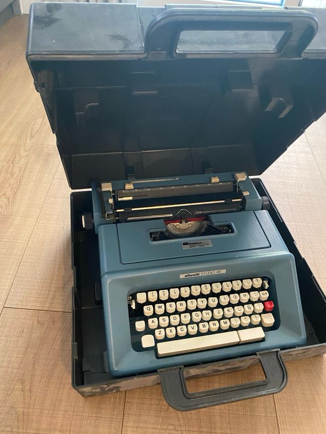 Máquina de escribir vintage OLIVETTI Studio 46