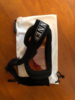 Casco y gafas para esquiar