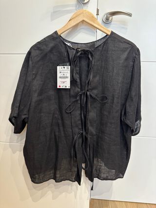 Top negro de lino de manga corta lazos de Zara