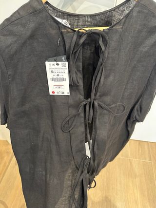 Top negro de lino de manga corta lazos de Zara