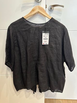 Top negro de lino de manga corta lazos de Zara