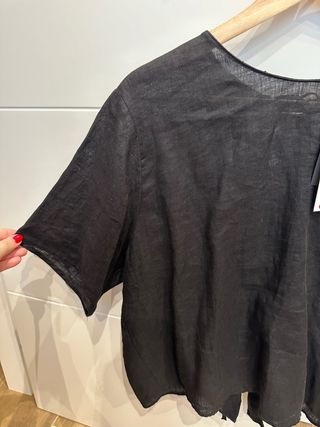 Top negro de lino de manga corta lazos de Zara