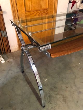 Escritorio con mesa de cristal