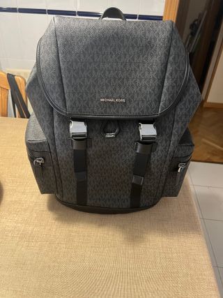 Mochila michael kors negra