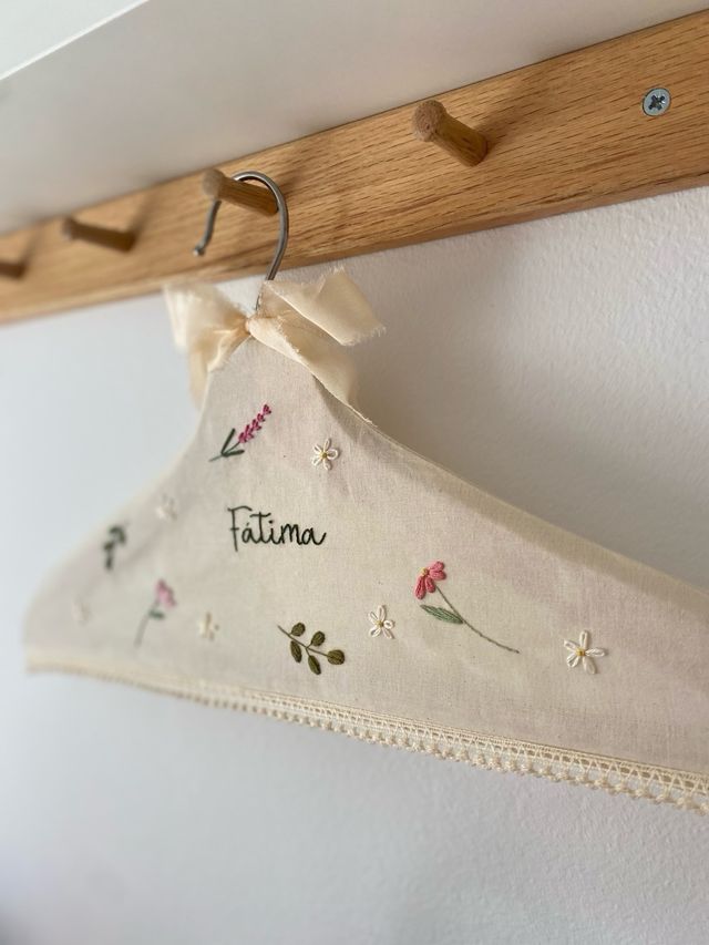 Percha bordada personalizada