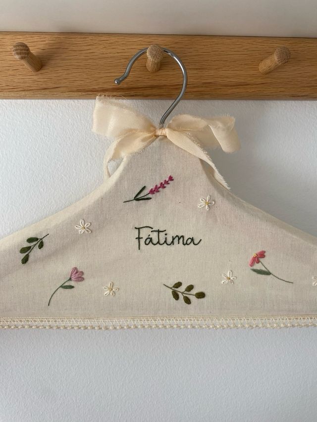 Percha bordada personalizada