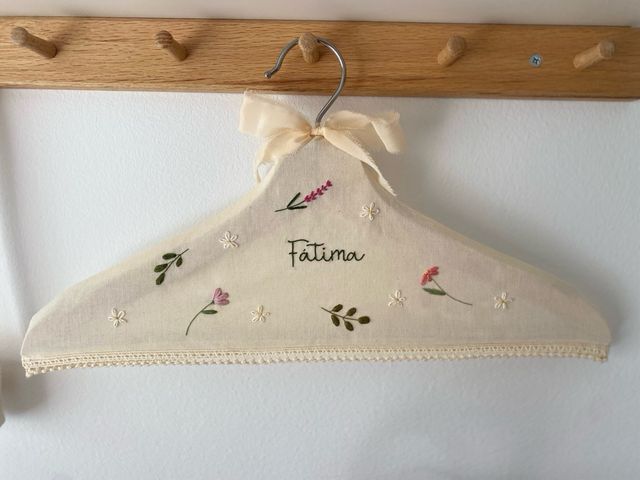 Percha bordada personalizada