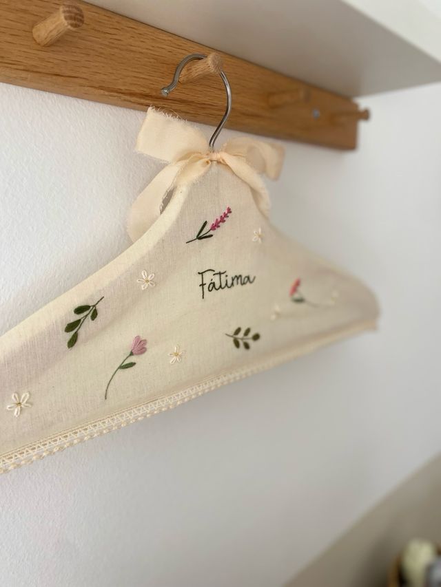 Percha bordada personalizada