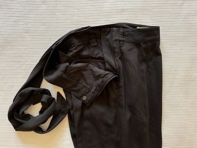 Pantalón con pinzas gris de H&M