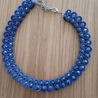 Collana girocollo e bracciali fatti a mano