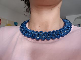 Collana girocollo e bracciali fatti a mano