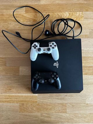 PS 4 con dos mandos