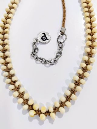 Gargantilla de bolitas de asta y cuerda