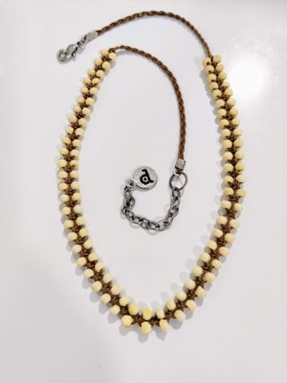 Gargantilla de bolitas de asta y cuerda