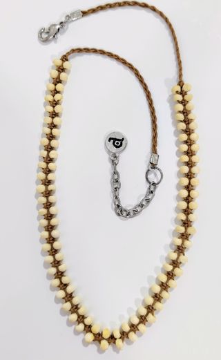 Gargantilla de bolitas de asta y cuerda