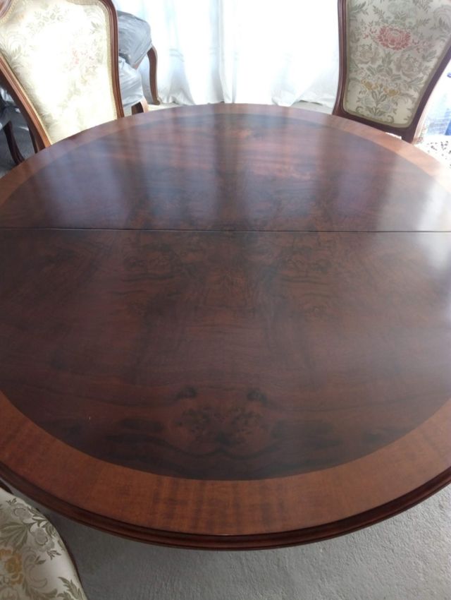 Mesa y sillas de comedor