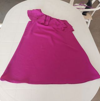 VESTIDO MUJER HOMBRO IZQUIERDO AL DESCUBIERTO.