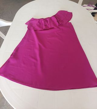 VESTIDO MUJER HOMBRO IZQUIERDO AL DESCUBIERTO.