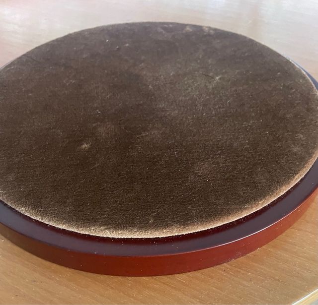 Peanas de madera con terciopelo