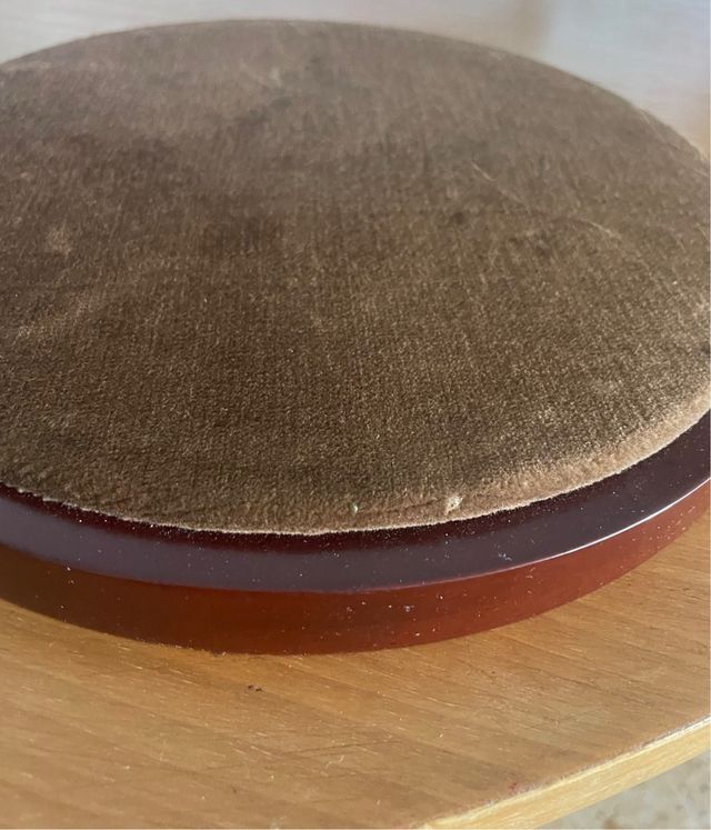 Peanas de madera con terciopelo