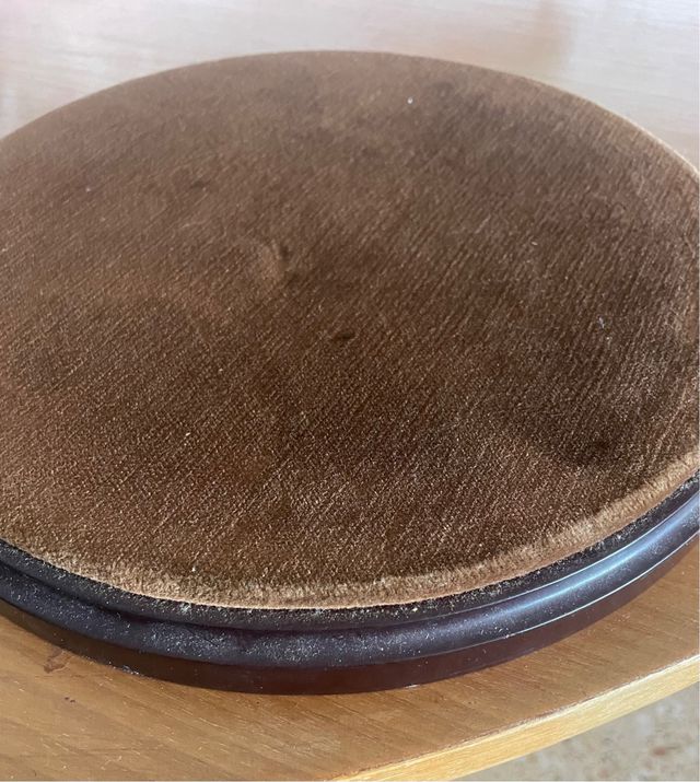 Peanas de madera con terciopelo