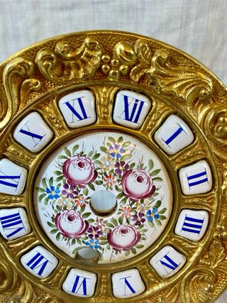 Esfera siglo XIX en porcela pintada y bronce .