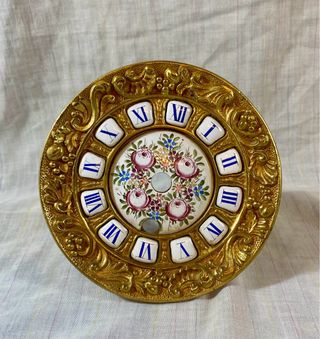 Esfera siglo XIX en porcela pintada y bronce .