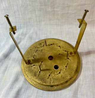 Esfera siglo XIX en porcela pintada y bronce .