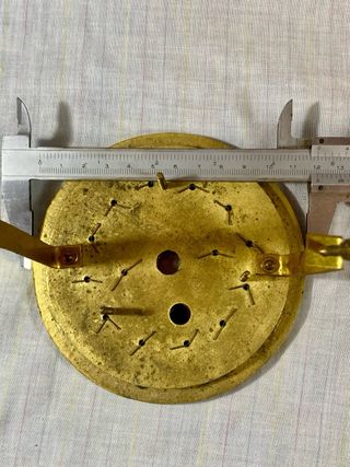 Esfera siglo XIX en porcela pintada y bronce .