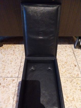 Estuche de piel para guardar las joyas.